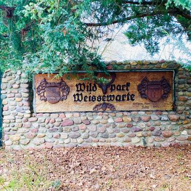 Schild in Steinmauer